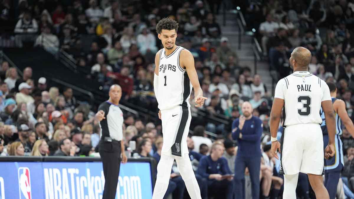 San Antonio Spurs center Victor Wembanyama (1) points to guard Chris Paul (3) in the first half against the Memphis Grizzlies at Frost Bank Center.