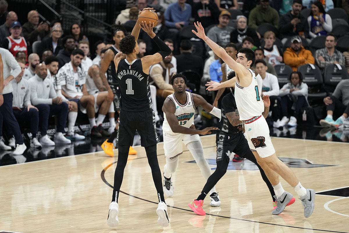 San Antonio Spurs Center Victor Vigbania (1) Shoot the Memphis Grizzlies Center Zach Edei (14) during the first half against Memphis Grizzlies in the center of Mrste.