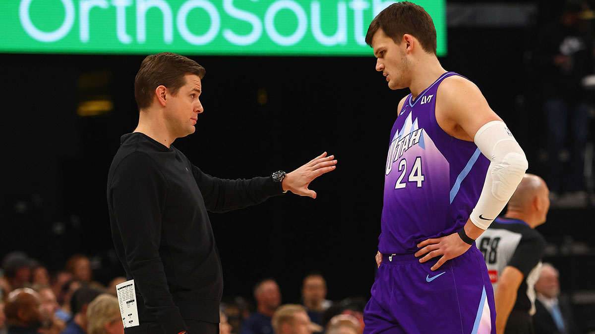 Utah Jazz The main coach will be difficult to talk to the Walker Kessler Center (24) during the first quarter against Memphis Grizzlies in FedExforum.