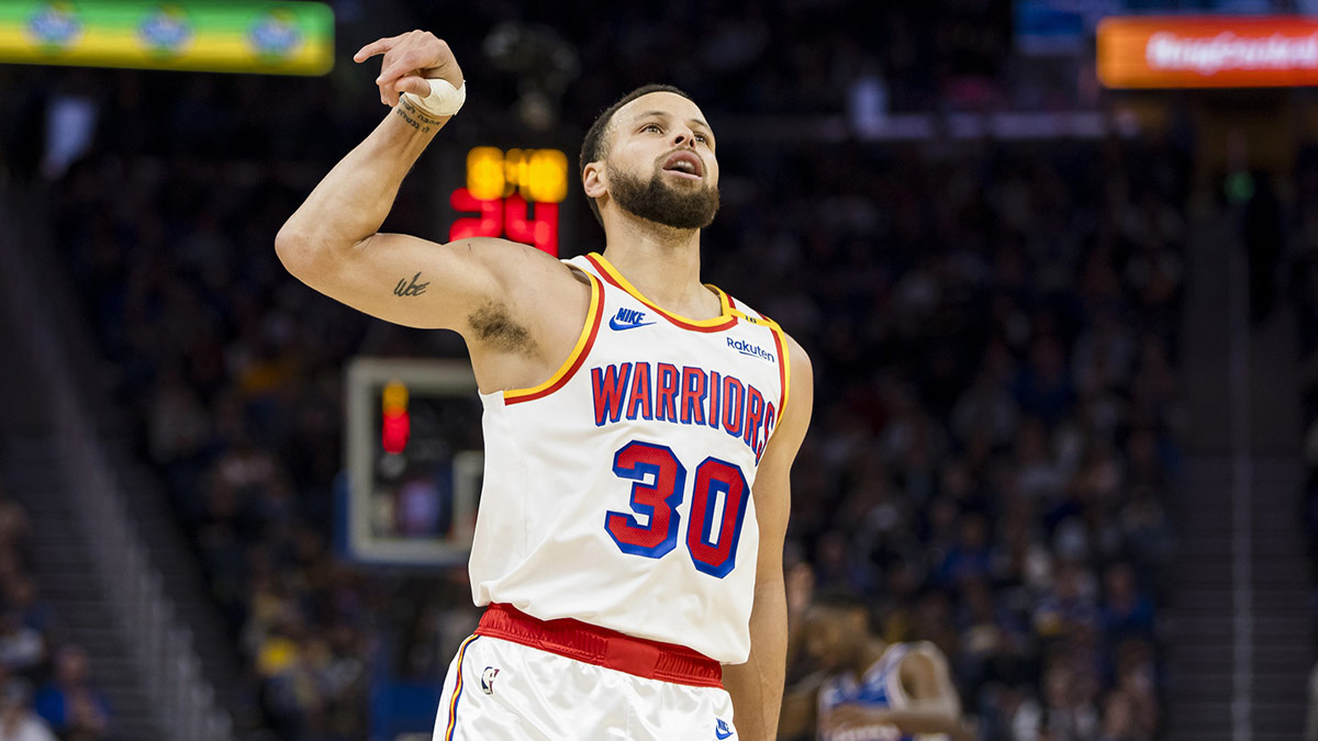 El base de los Warriors Stephen Curry (30) reacciona después de anotar contra los Philadelphia 76ers durante el tercer cuarto en el Chase Center