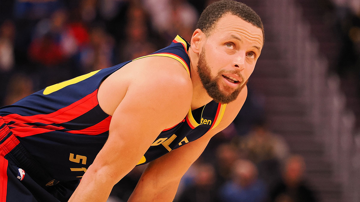 Warriors store Stephen Carria (30) between the match against Chicago Buls during the fourth quarter in the Chejs Center