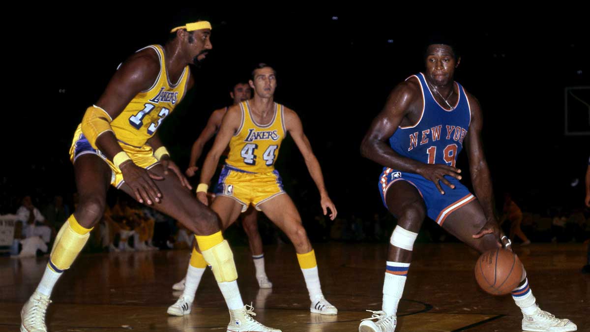 Los Angeles Lakers Center Vilt Chamberlain (13) Gardi Gardi, New York Knicks Center Willis Reed (19) on the forum. 