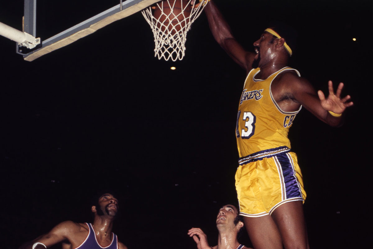 Los Angeles Lakers Center Vilt Chamberlain (13) Dunks The Ball In front of Phoenik Sun Center Connie Havkins (42) and counts Mel (31) on the forum.