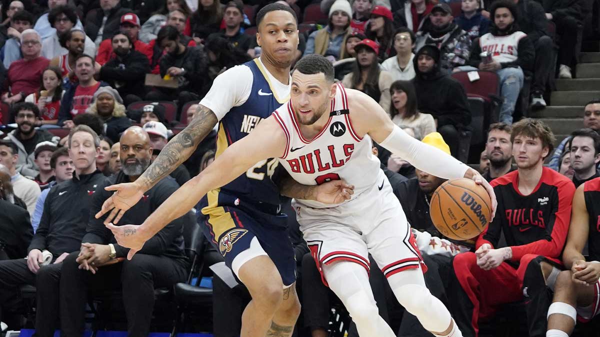 New Orleans Pelikans Guard Jordan Havkins (24) Brani Chicago Bulls Guard Zach Lavina (8) During the second half in the United Center.