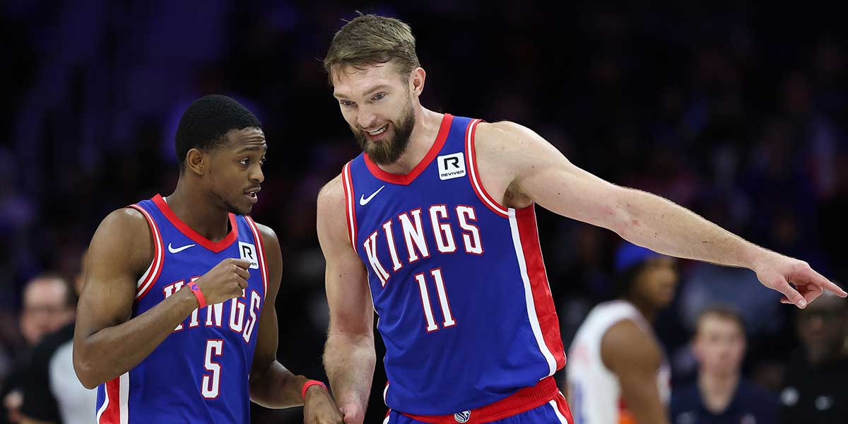 Sacramento Kings Guard De'Aaron Fok (5) and forwards Domantas Sabonis (11) During the second trimester against Filadelphia 76ers in the Vells Fargo Center.