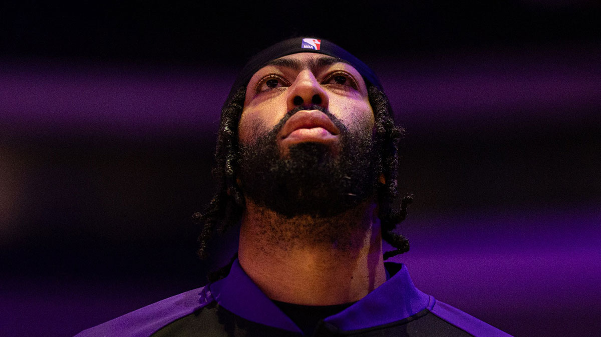     Los Angeles Lekers Forward Anthony Davis Indicates an anthem before sharing against Philadelphia 76ers in the Vells Fargo Center.