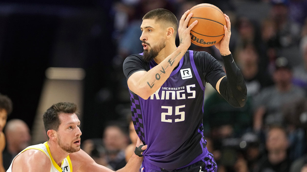 Sacramento Kings center Alex Len (25) handles the ball against Utah Jazz forward Drew Eubanks (left) during the fourth quarter at Golden 1 Center.