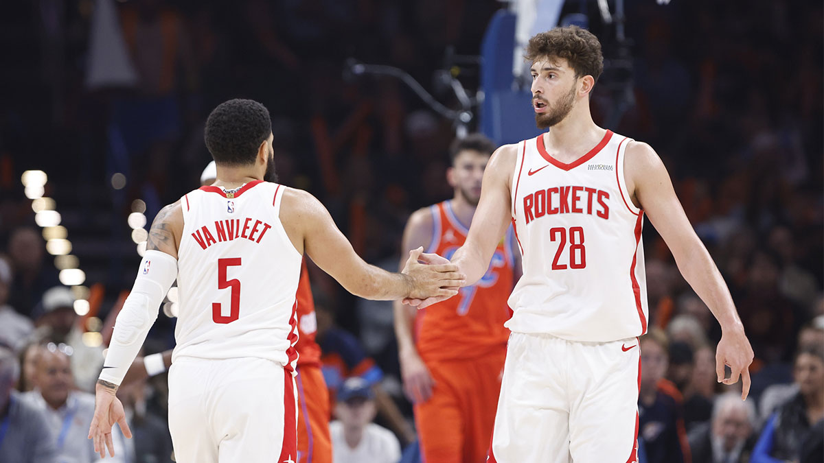 Center Houston Rockets Center Altereren Sengun (28) and store Fred Vanvleet (5) High Five After After After The Oklahoma City Thunder During the first quarter in the center of Paicom. 