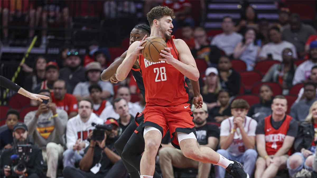 Houston Rockets Center Alperen Sengun (28) Tries to drill with the ball around Toronto Raptor next to Jonathan Mogbo (2) during the first quarter in the Toyota Center.