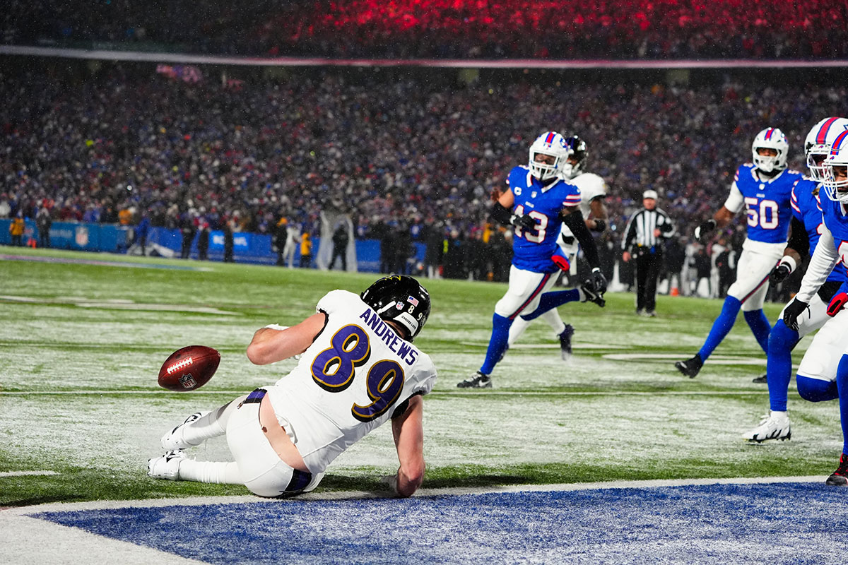 Baltimore Ravens tight end Mark Andrews (89) drops a pass on a two-point conversion late in the fourth quarter against the Buffalo Bills in a 2025 AFC divisional round game at Highmark Stadium
