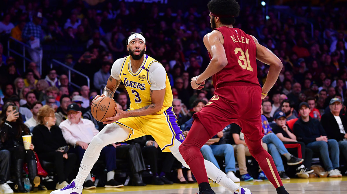     Los Angeles Lejkers Naples Anthony Davis (3) Controls the ball against Cleveland Cavaliers Center Jarrett Allen (31) during the first half of the CRIPTO.com Arena.