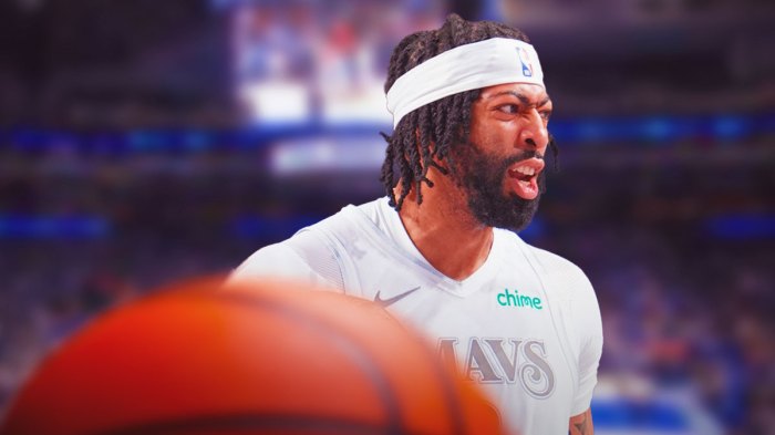 Photo: Anthony Davis grimacing in pain in Mavericks jersey