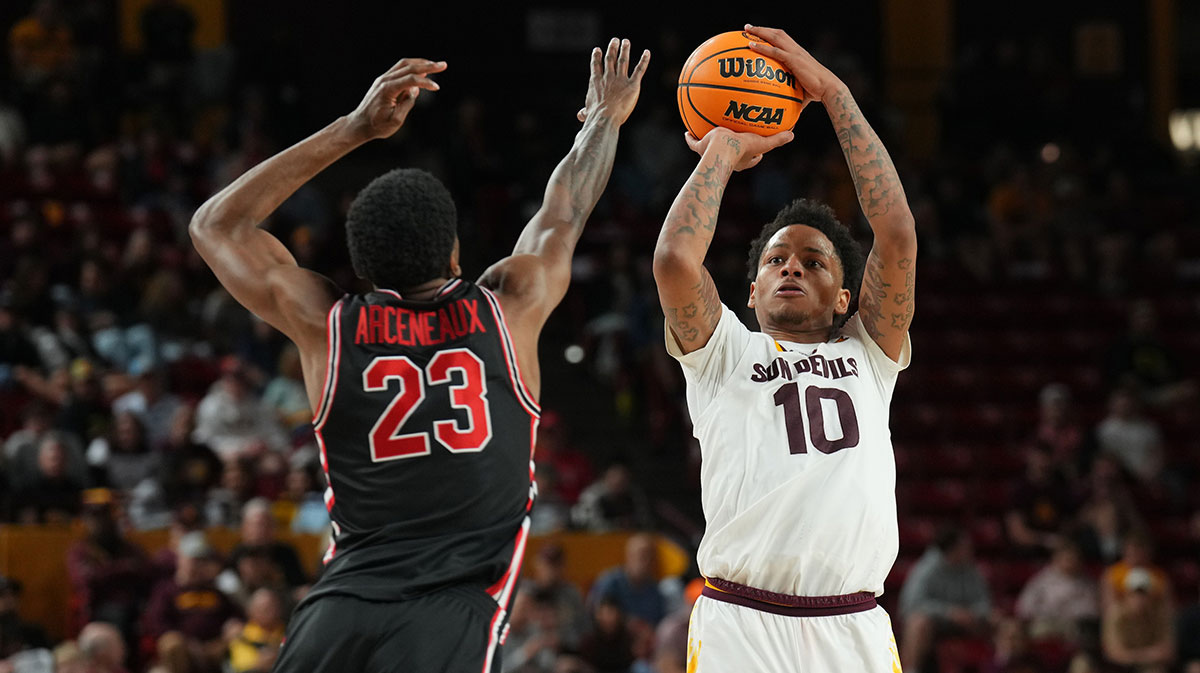 Arizona State Sun Devils guard BJ Freeman (10) shoots over Houston Cougars guard Terrance Arceneaux (23) during the second half at Desert Financial Arena.