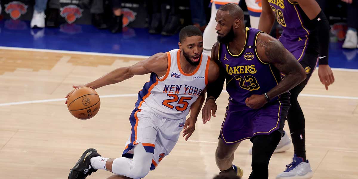 New York Knicks Napred Mikal Bridges (25) Drive to Cart against Los Angeles Lebron James (23) during the first quarter in Madison Square Garden.