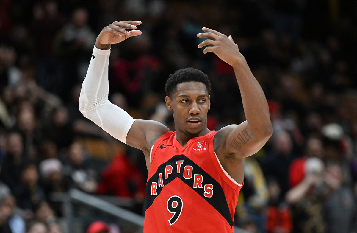 多伦多猛龙队的前锋RJ Barrett（9）向球迷们庆祝Scotiabank Arena击败洛杉矶快船队时的球迷。