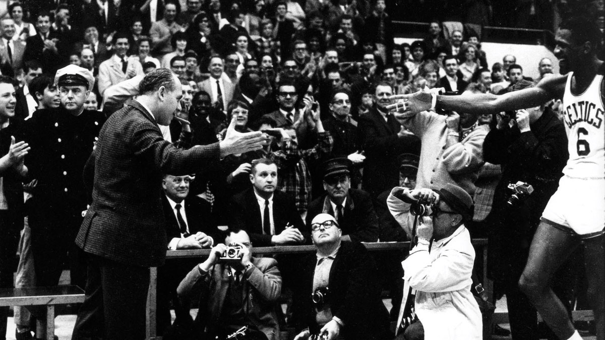 Boston Celtics Former head coach Red Auerbach congratulated after the former Kelta game of the big Russell in Boston Garden in Boston, Mom.