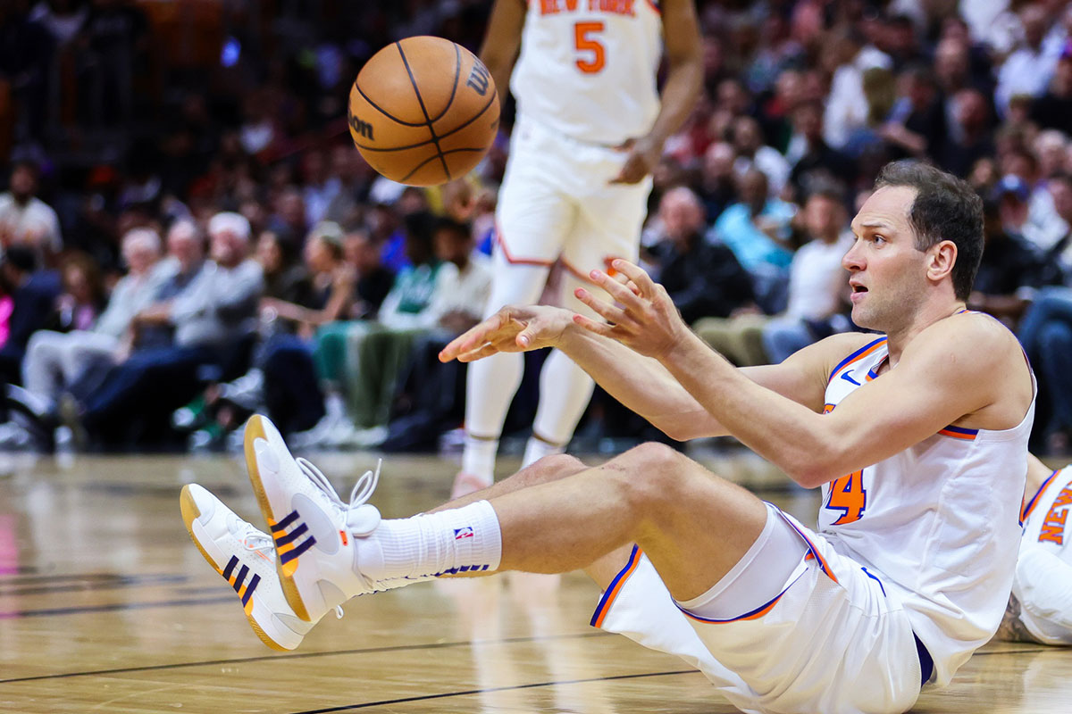 New York Knicks Next Bojan Bogdanović (44) passes basketball against Miami heat during the second quarter in the Cashier Center.