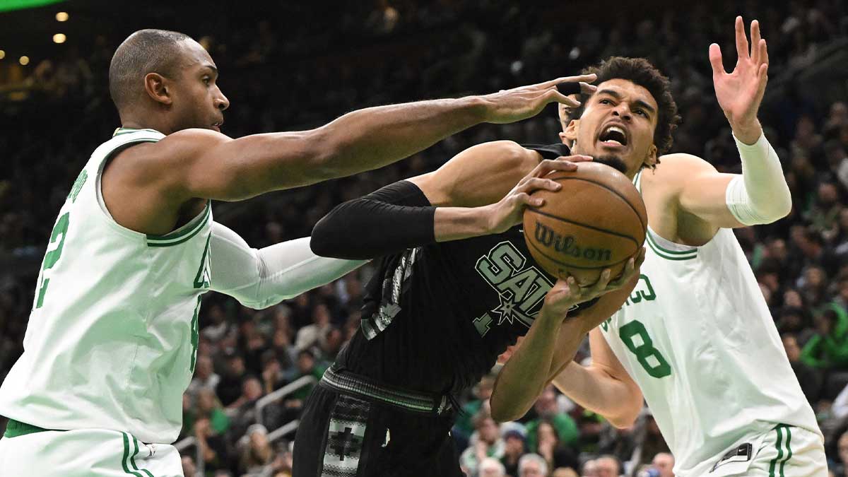 波士顿凯尔特人中心阿尔·霍福德（Al Horford）（42岁）在第四季度在TD花园中为圣安东尼奥马刺中心维克多·韦曼玛（Victor Wembanyama）辩护。 