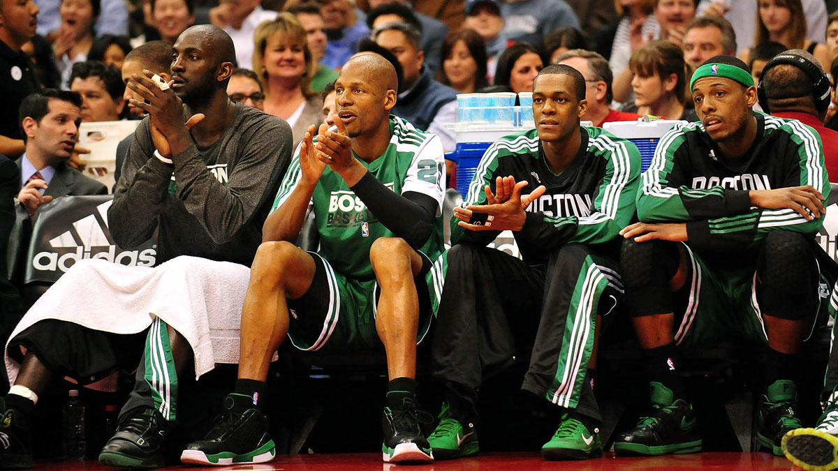 Boston Celtics players from left forward forward, Kevin Garnett, Shooting Rai Allen, Point Guard Rayon Rondo and Small forward Paul Pierce Actions Actions against CLIPS against Los Angeles during the first half in the center of Staples.