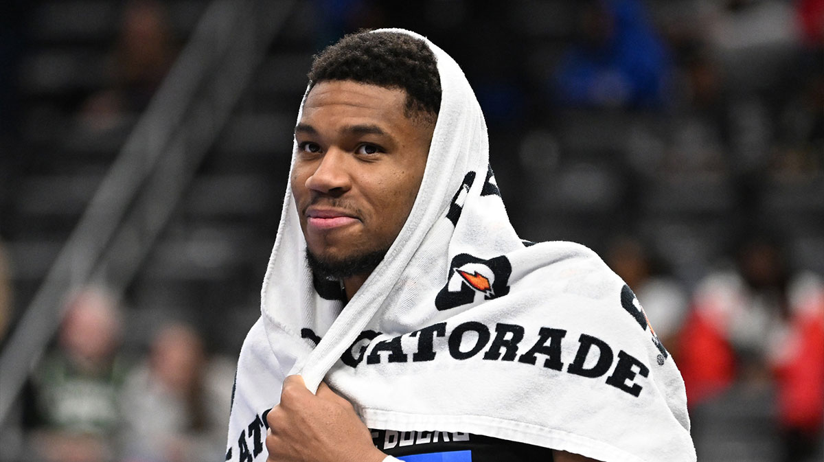 Milvaukee Bucks Next Giannis Antetokounpus (34) Goes off the Court after winning small Detroit clips to a little Caesars Arena.