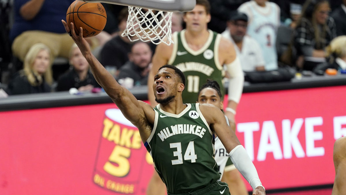 Milvaukee Bucks Next Giannis Antetokounpus (34) Drive to the basket during the second half against San Antonio Spurs in the center of Mrni Bank.