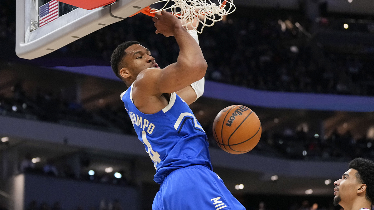 Bucks forward Giannis Antetokounmpo (34) dunks