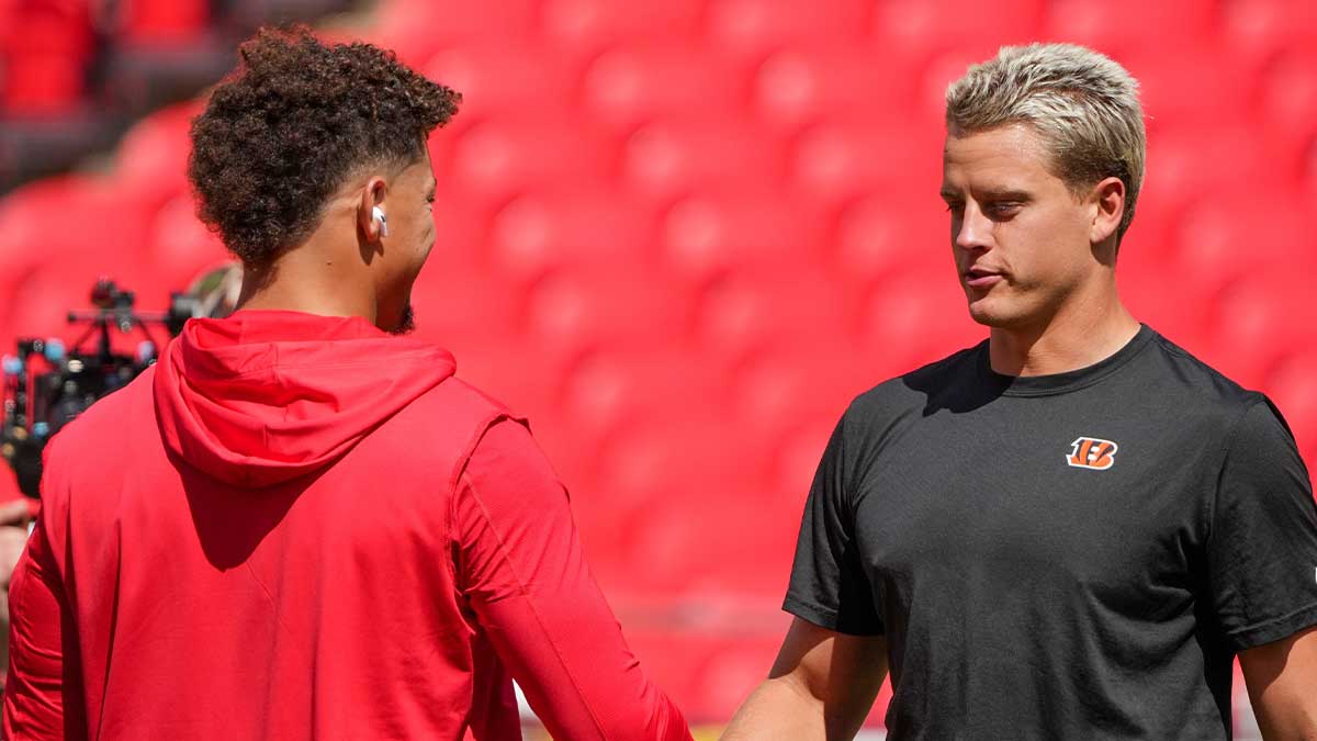 15. September 2024 years; Kansas City, Missouri, USA; Kansas City Chiefs Truppback Patrick Mahomes (15) Shakes Hands with Cincinnati Bengals Quarceback Joe Burrow (9) Before play on field stage. 