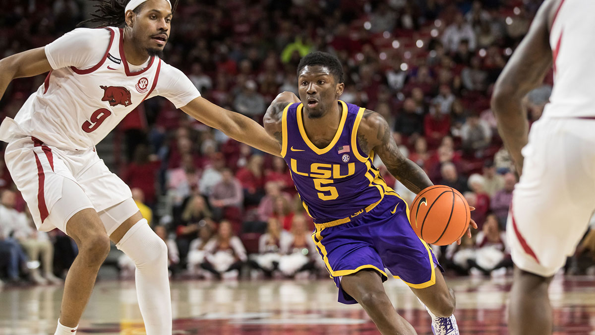 2025年2月12日；美国阿肯色州费耶特维尔； LSU Tigers Guard Cam Carter（5）在上半场在Bud Walton Arena上驾驶Arkansas Razorbacks前锋Jonas Aidoo（9）。阿肯色州以70-58获胜。强制性信用：Brett Rojo-Imagn图像