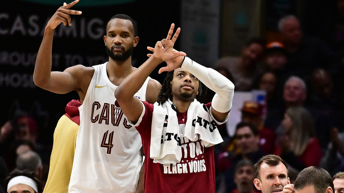 Cleveland Cavaliers Next Evan Moblei (4) and the Garland Guard (10) are celebrated after the guards of Merrill (not in the picture) in the three-point basket during the second half against Dallas Mavericks on a missile mortgage field house.