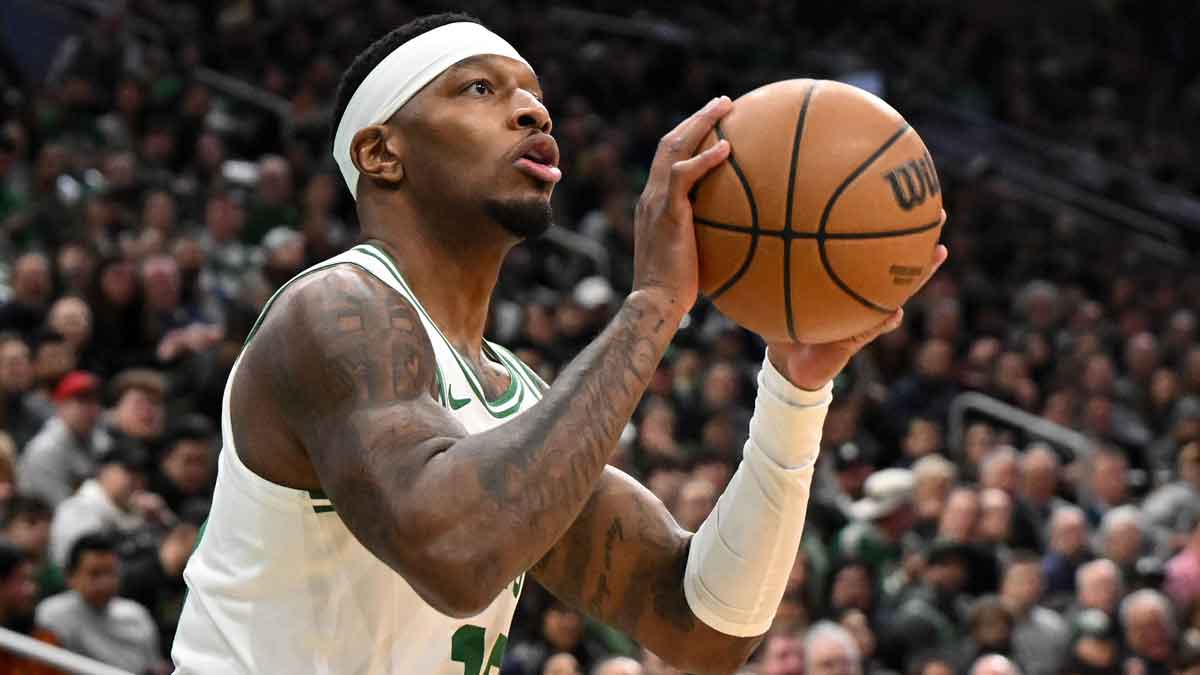 Celtici front Torrey Craig (12) takes a basket in three points