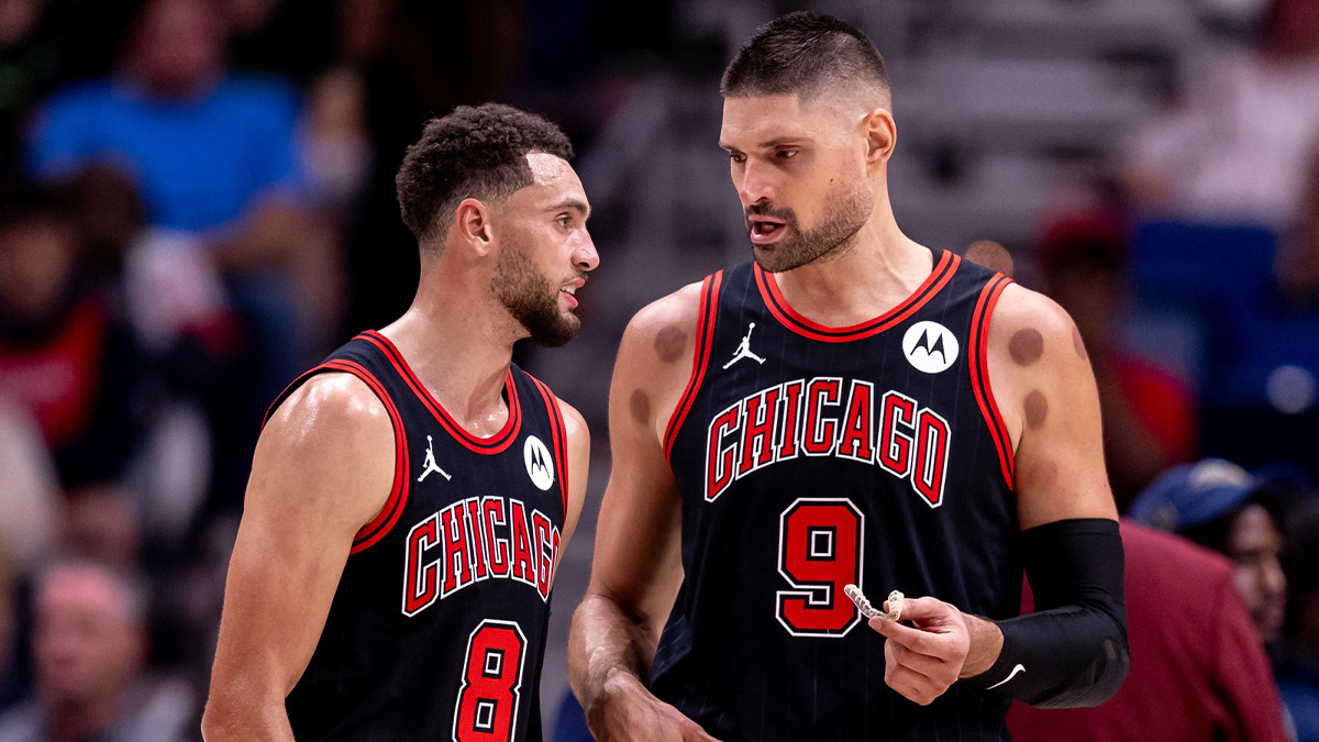 Chicago Bulls Guard Zach Avalanche (8) and center Nikola Vučević (9) Talk new Orlenes with Pelican During the first half in Centure Smoothie King.