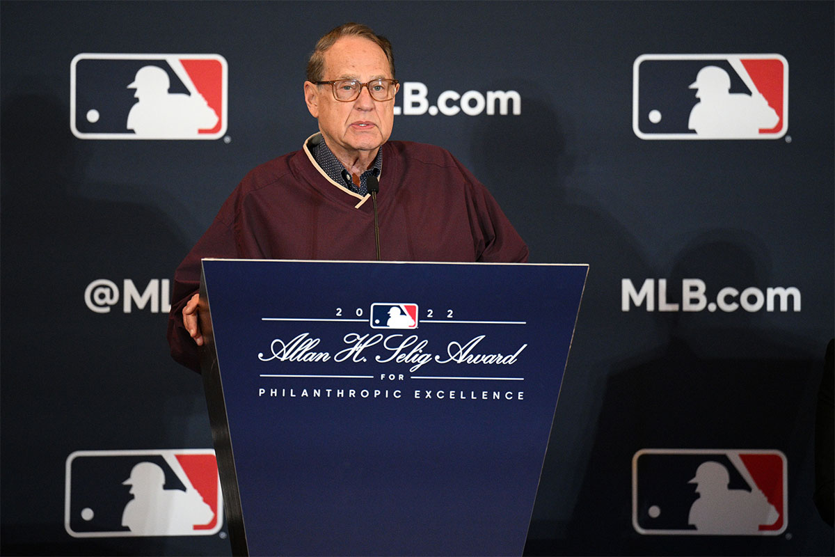 Chicago White Sok The owner Jerry Reindinf speaks with the media after the white SOKS received the Allan H. Sales for philanthropic excellence during winter meetings 2022 MLB at Manchester Grand Hyatt.