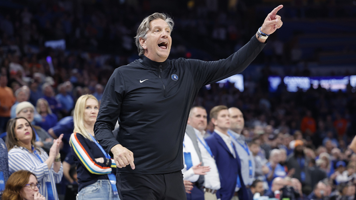 Minnesota Timbervolves Chief Coach Chris Finch Gestering in his team during the show against Oklahoma City Thunder during the second half in the center of Paicom.