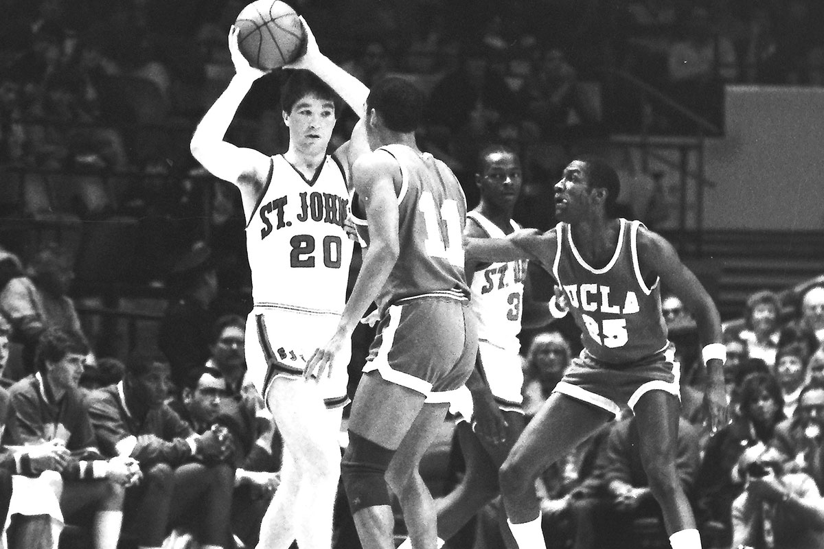 St. Johns was defeated by UCLA 88-69 at the College Basketball Action in Madison Square Garden, 24. December 1984. years. Walter Berry scored 23 points and Chris Mullin had a 16-disc coach Tim Team Lou Carnesecca.