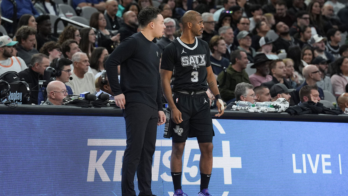 San Antonio Spurs Torphing Head Coach Mitch Johnson and the guard Chris Paul (3) in the second half against La Clippers in the Mash Bank Centur.