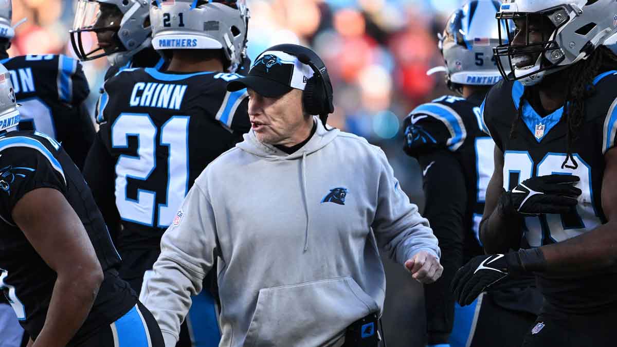 Carolina Panthers head coach Chris Tabor in the third quarter at Bank of America Stadium