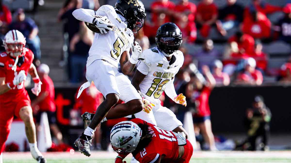 Colorado Buffaloes see, Jimmy Horn Jr. (5) Jump through Arizona Wildcats Defanzerte Genesis Smith Smith (12) in the fourth quarterly in Arizona Stadium.