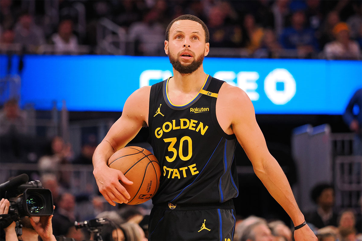 The golden state warriors preserve Stephen Curri (30) on the ball between play against Magic Orlando during the fourth quarter in Chase Center.