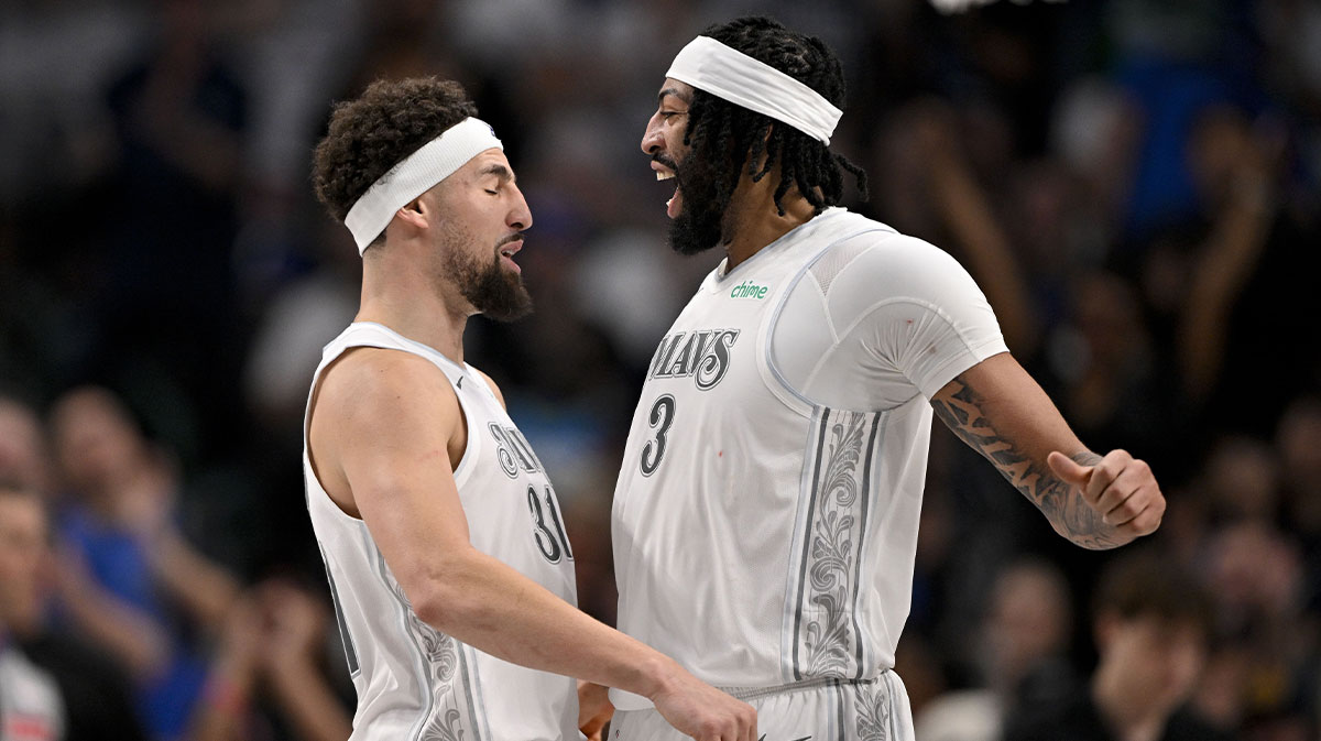 Dallas Mavericks Next Anthony Davis (3) and the Klai Thompson (31) glory after Davis that Davis in the second quarter in the second quarter against Houston rockets in the center of American Airlines. 