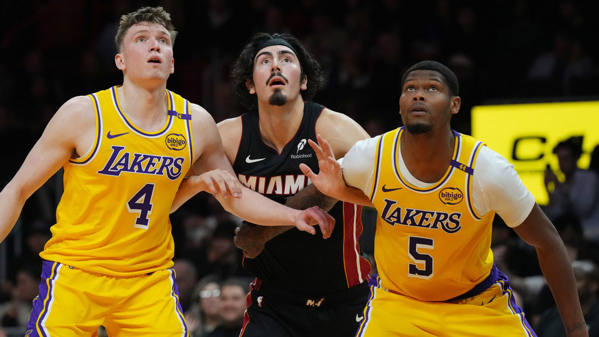 Miami Heart Guard Jaime Jakuez Jr. (11) Battles for the position with Los Angeles guard Dalton Knecht (4) and Cam Crvenish (5) in the first half in the center of Kaseya. 