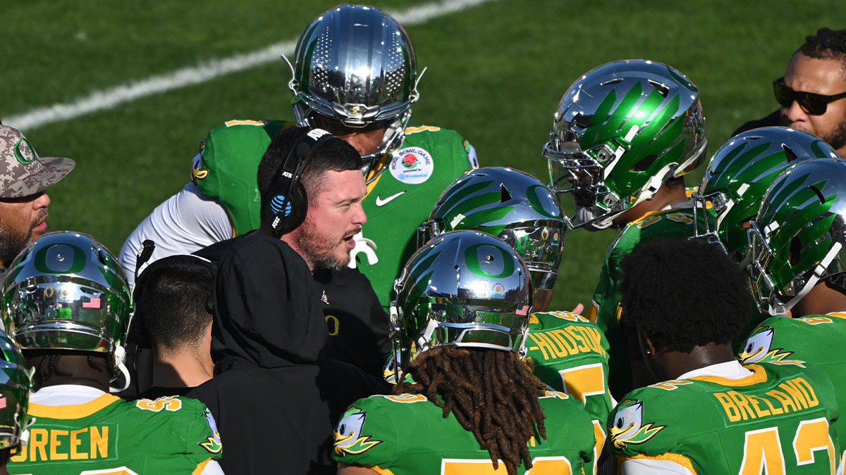 Oregon Ducks head coach Dan Lanning during a timeout in the first quarter against the Ohio State Buckeyes at Rose Bowl Stadium