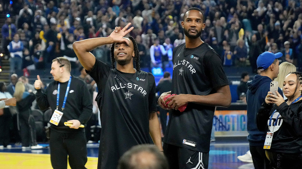 肯尼（Kenny）的年轻明星后卫大拉斯·加兰（Darius Garland）（10）在甲骨文竞技场（Oracle Arena）的NBA全明星实践中与球迷互动。