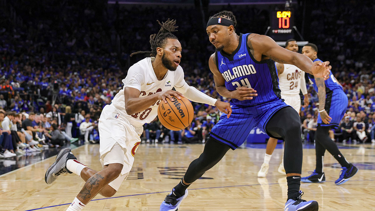 Cleveland Cavaliers Guard Darius Garland (10) Drive around Orlando Magic Center Vendell Carter Jr. (34) During the second half of the match six first rounds for the playoffs in the Kia Center in the Kia Center.