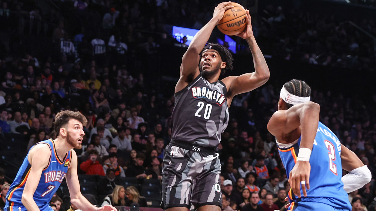 Brooklyn Nets Center Dai'ron Sharpe (20) It seems to have passed Oklahoma City Thunder next Chet Holmgren (7) and Shai Gilgeous-Alexander (2) in the third quarter in the center of Barclays.