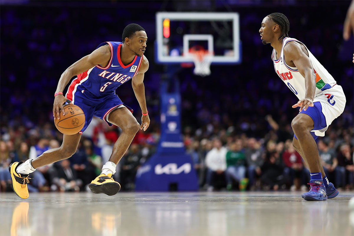 Sacramento Kings Guard De'aaron Fok (5) Controls the ball in front of Philadelphia 76ers Guard Tires Makey (0) during the second trimester in Wells Fargo Center. 