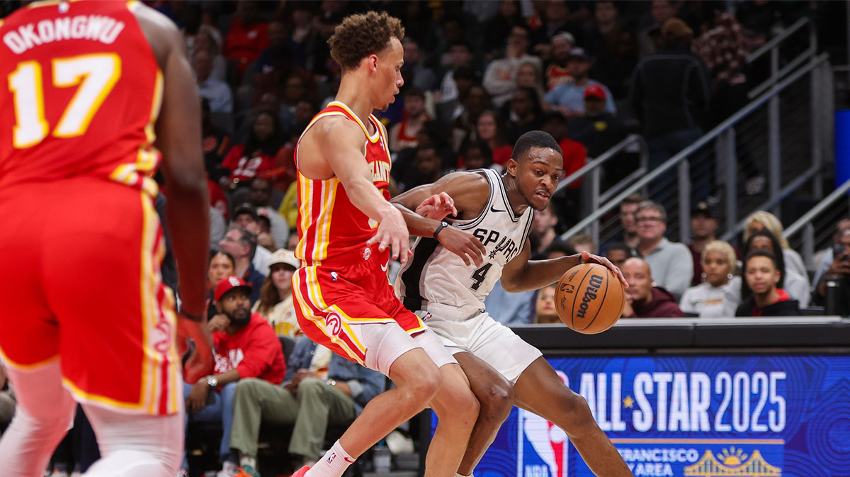 San Antonio Spurs Guard De'aaron Fox (4) Drive at the Atlanta Hawks Guard Disison Daniels (5) in the third quarter at the State Farm Arena.