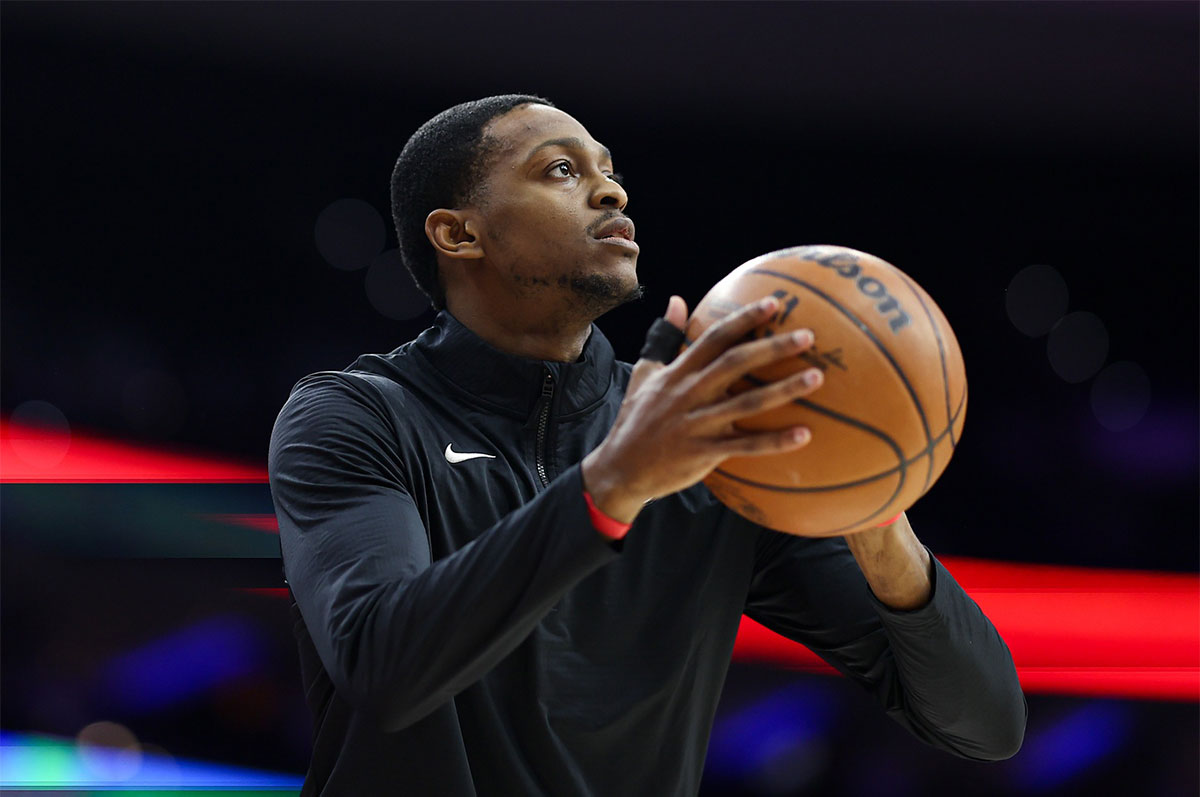 Sacramento Kings Guard De'aaron Fok is heated before the game against Philadelphia 76ers in the Vells Fargo Center.