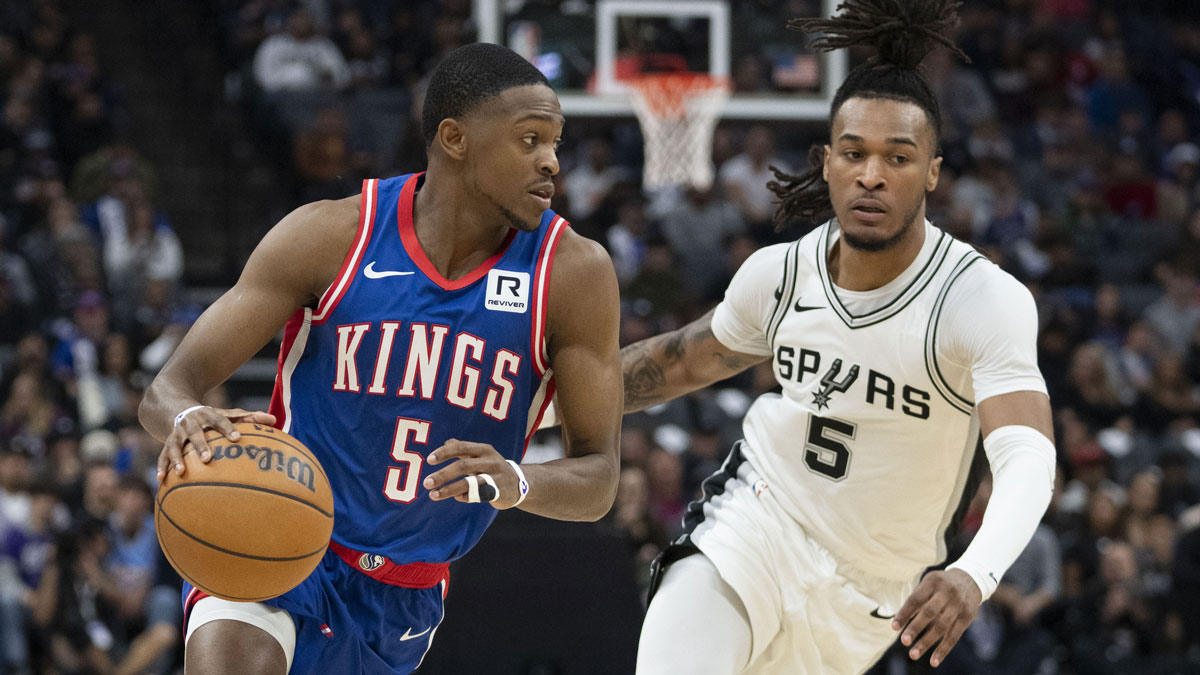 Sacramento Kings guard De'Aaron Fox (5) dribbles the basketball against San Antonio Spurs guard Stephon Castle (5) during the second quarter at Golden 1 Center.