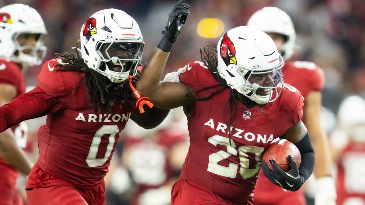 Arizona Cardinals running back DeeJay Dallas (20) and wide receiver Zach Pascal (0) against the Chicago Bears at State Farm Stadium.