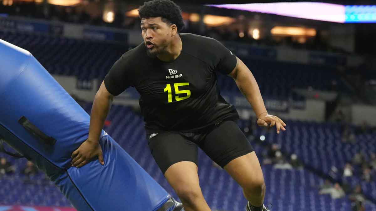 Oregon defensive lineman Derrick Harmon (DL15) participates in drills during the 2025 NFL Combine at Lucas Oil Stadium. Mandatory Credit: Kirby Lee-Imagn Images